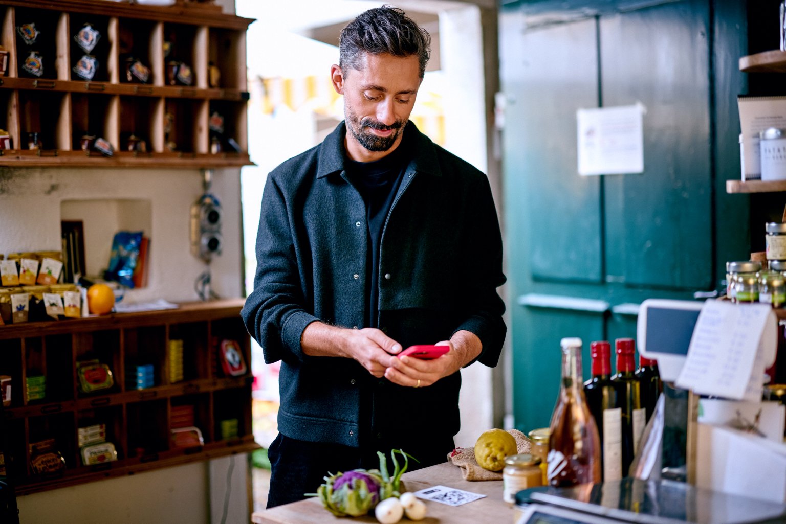 Mann bezahlt am Obststand mit Twint