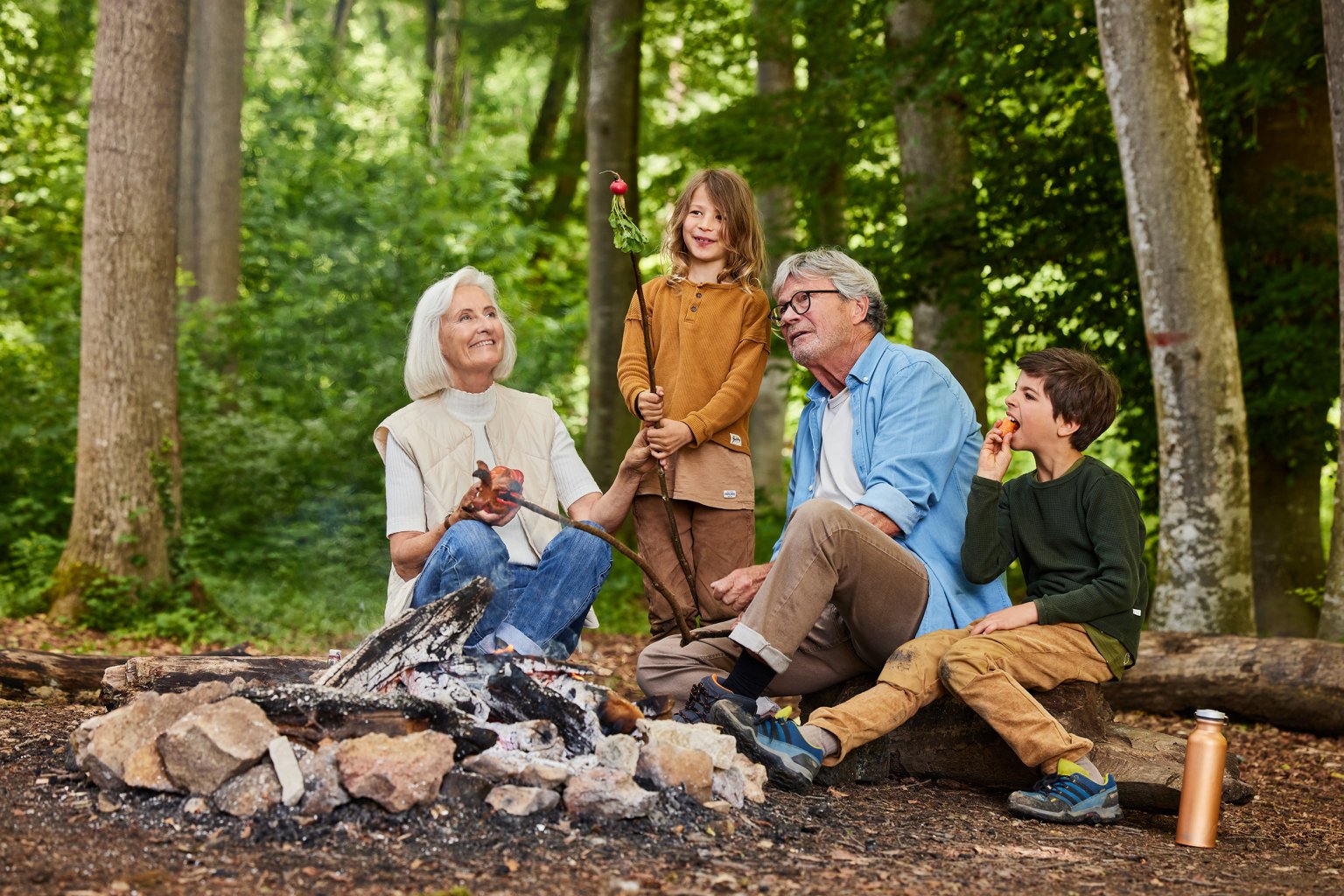 Familie am Lagerfeuer im Wald aus dem Artikel Der Wald – die grösste Freizeitarena in der Region