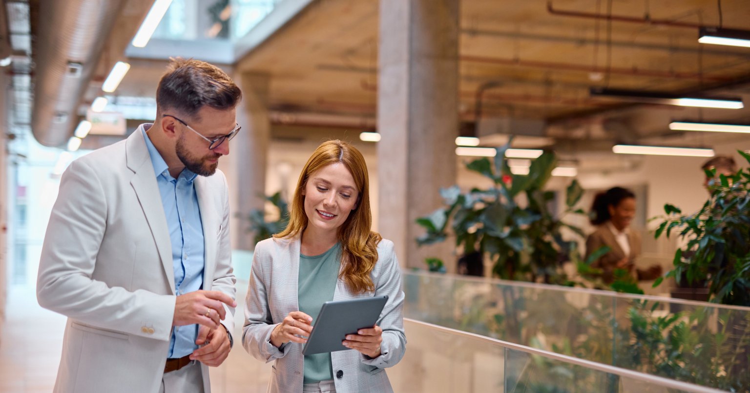 Zwei Personen im Gespräch bei der BLKB in einer modernen Büroumgebung