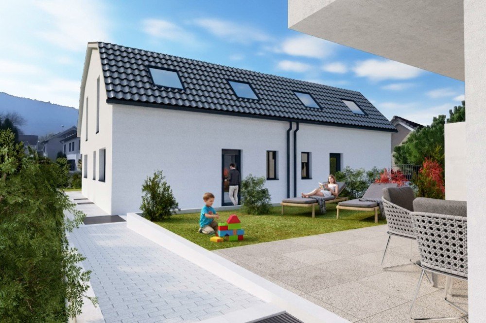 Garten eines weiss Doppeleinfamilienhauses am Büneweg 8, 4114 Hofstetten-Flüh.