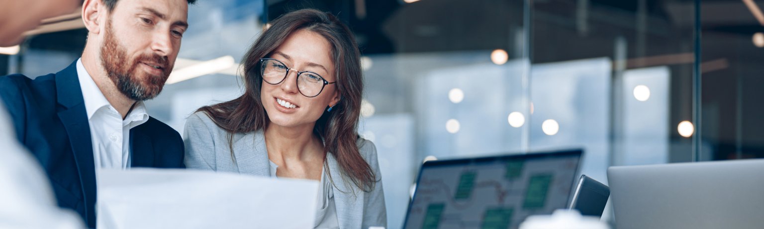 Menschen arbeiten gemeinsam an einem Projekt in modernem Büroumfeld.