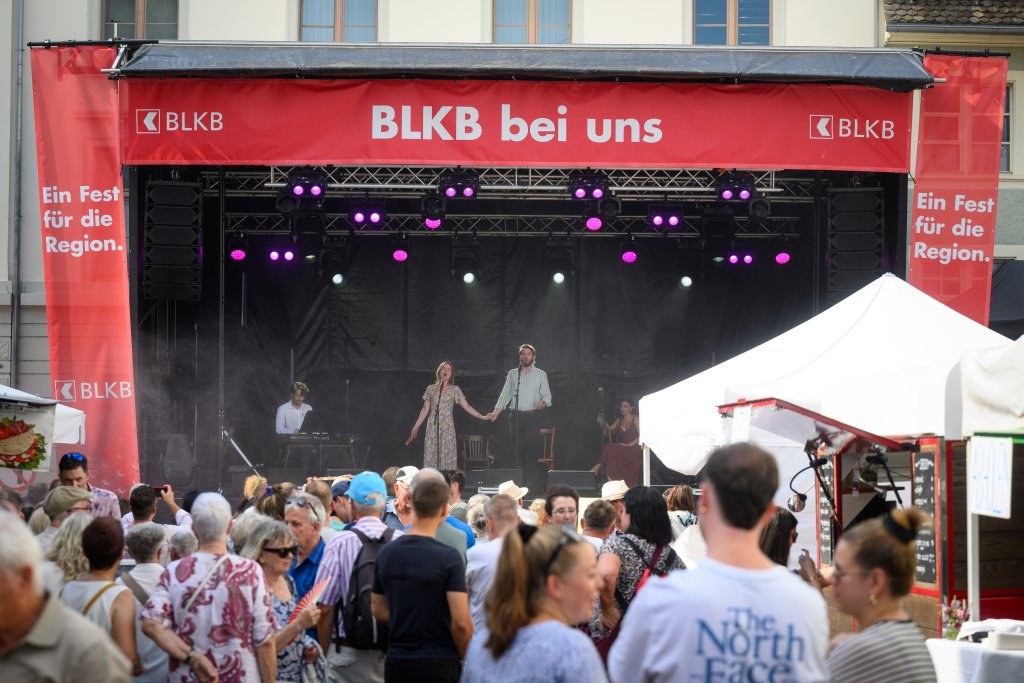 Bühne mit Musiker auftritt bei BLKB Veranstaltung vor Publikum im Freien