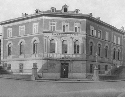 Bankgebäude der BLKB in schwarz-weisser Farbauflösung aus dem Jahr 1915.