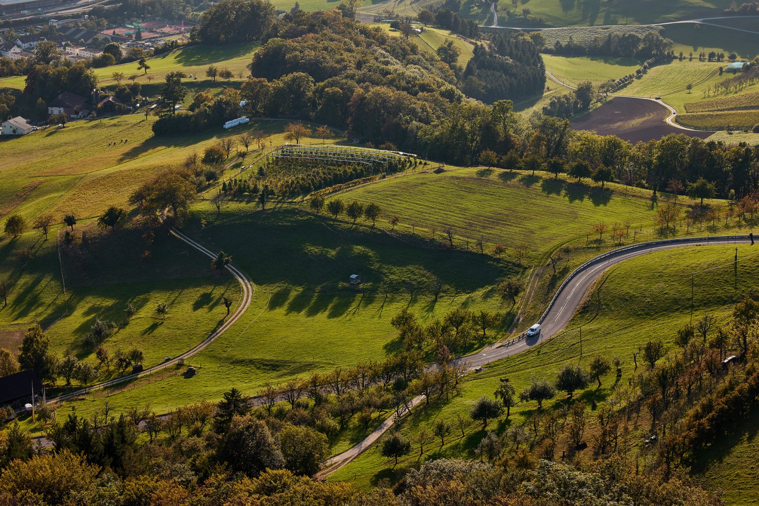 Eine malerische Landschaft mit sanften Hügeln und einem weiten Blick auf die Natur.