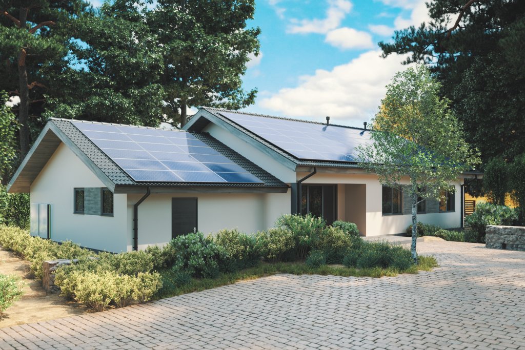 Modernes einstöckiges Haus mit Solarmodulen 