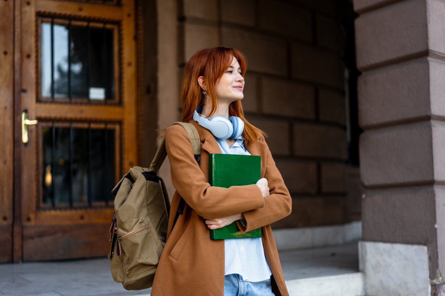 Eine junge Frau mit Rucksack und Buch. aus dem Artikel Sieben Spartipps für Jugendliche