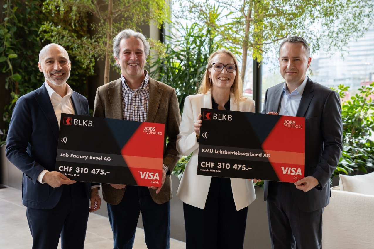 Scheckübergabe von 310 475 CHF. Die Schecks erhalten die Job Factory Basel AG und KMU Lehrbetriebsverbund AG.