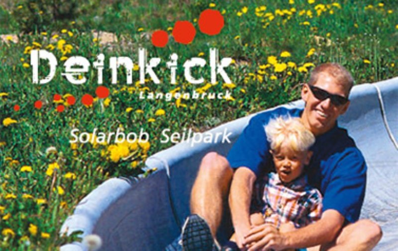 Vater und Sohn rutschen mit einem Solarbob zusammen am Deinkick Langenbruck.