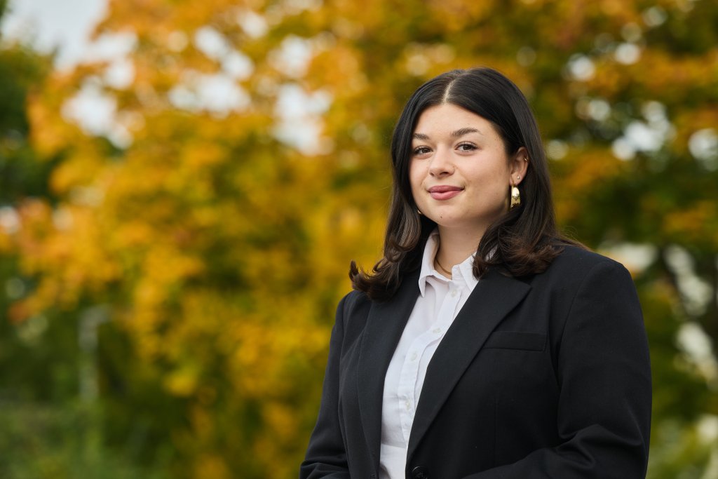 Fiona D’Elia vor einem blühenden Park.