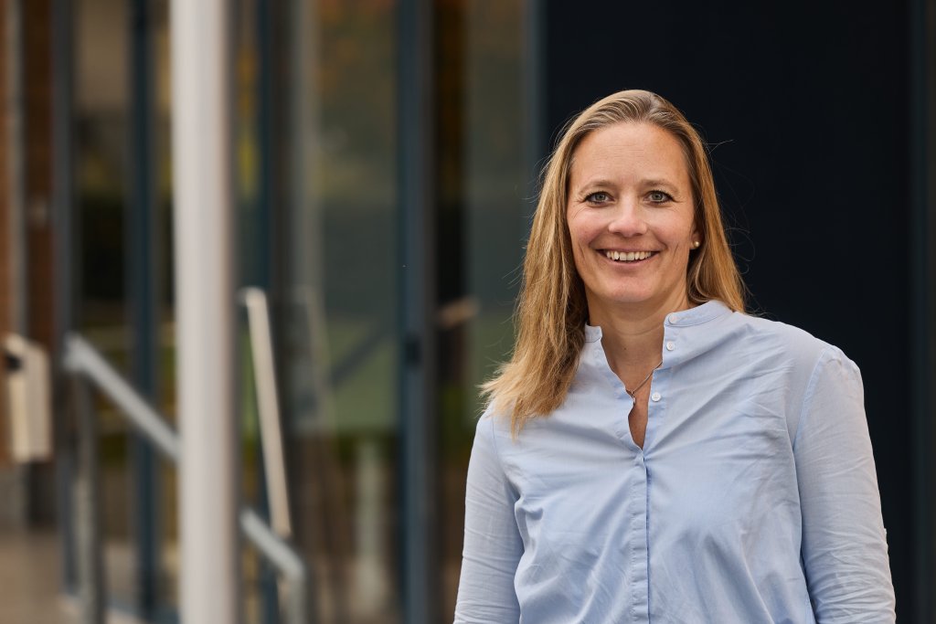 Fabienne Lücke steht vor der Gebäude der BLKB.