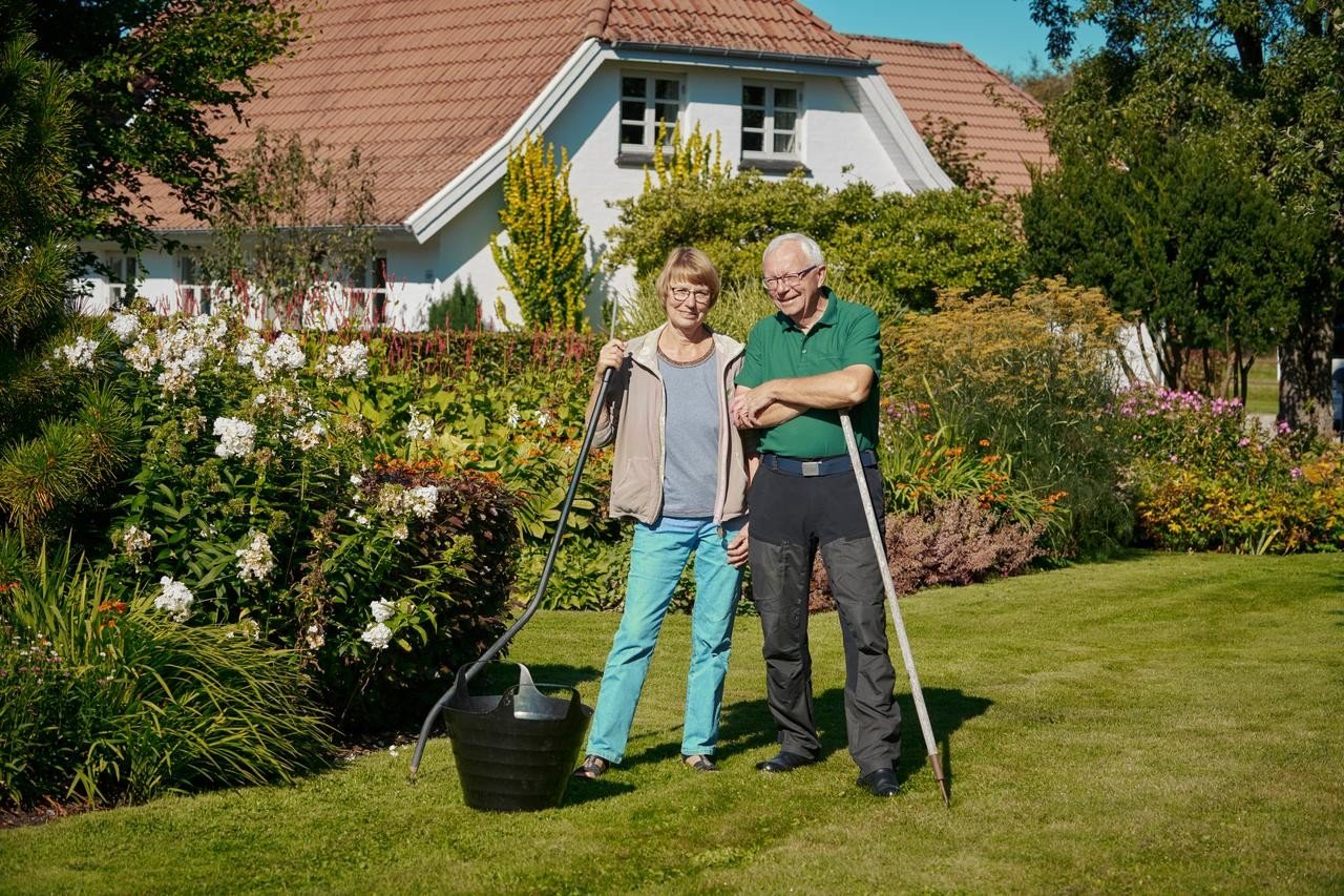 Altes Ehepaar arbeitet zu Hause im Garten aus dem Artikel Steht der Eigenmietwert vor dem Aus und was bedeutet das neue Energiegesetz für Sie?