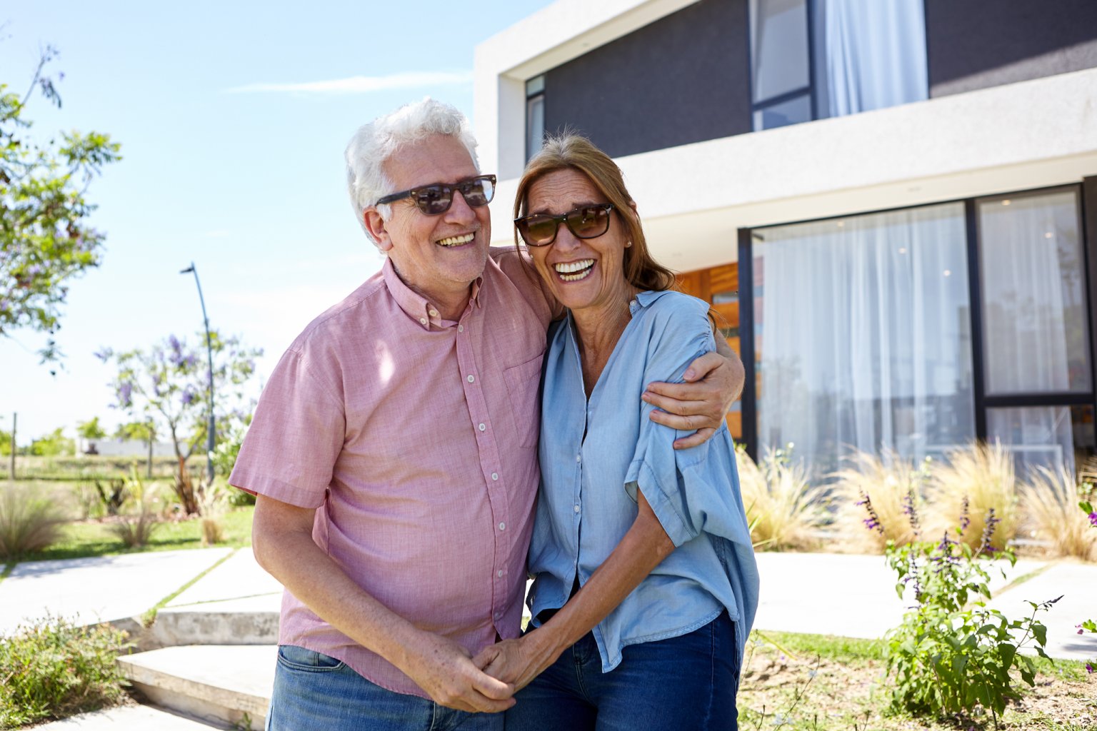 Glückliches Paar vor der Haustür ihres neuen Hauses. aus dem Artikel Steuern sparen mit dem Eigenheim