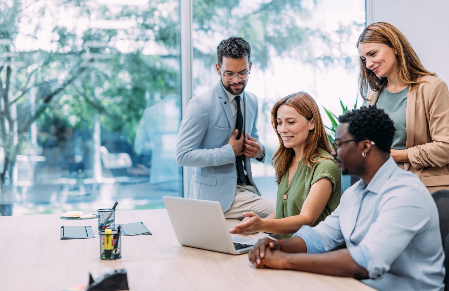 Menschen arbeiten zusammen an einem Projekt in einem modernen Büro.