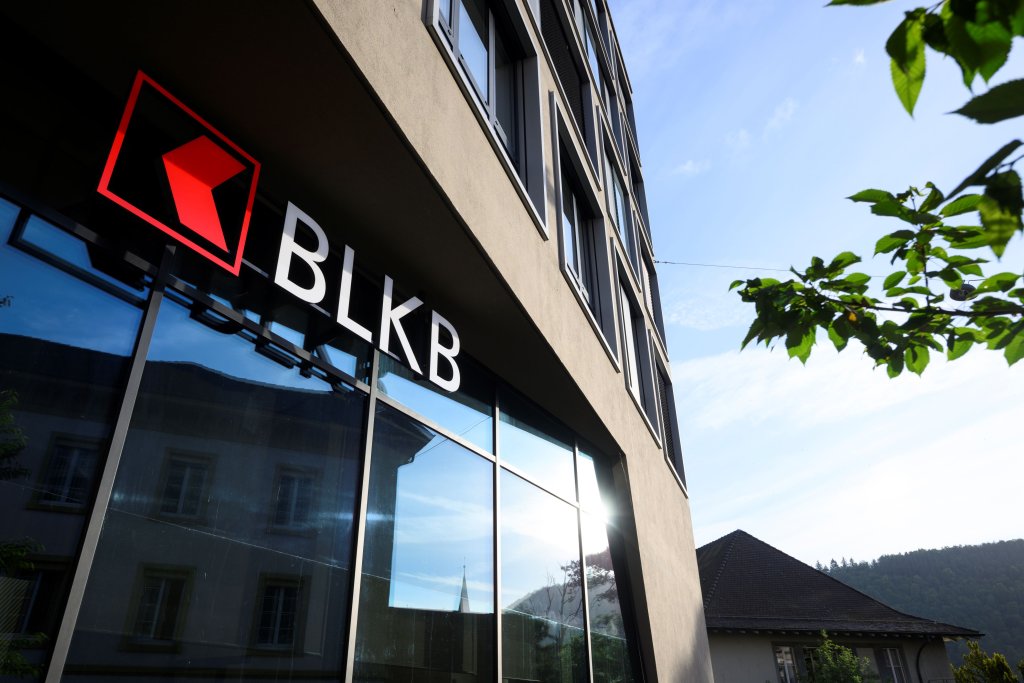 Gebäude mit BLKB-Logo und großem Fenstertausch, Himmel und Baum im Hintergrund. aus dem Artikel