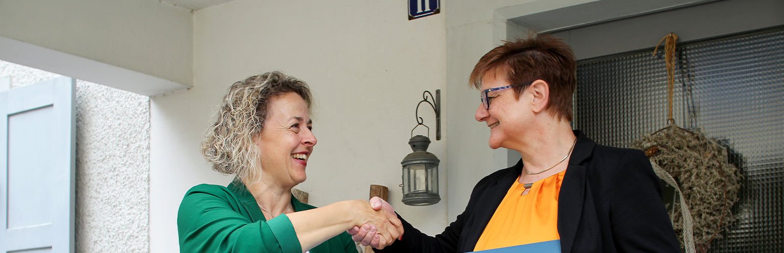 Nicole Hediger erhält einen Scheck von 20000 CHF.