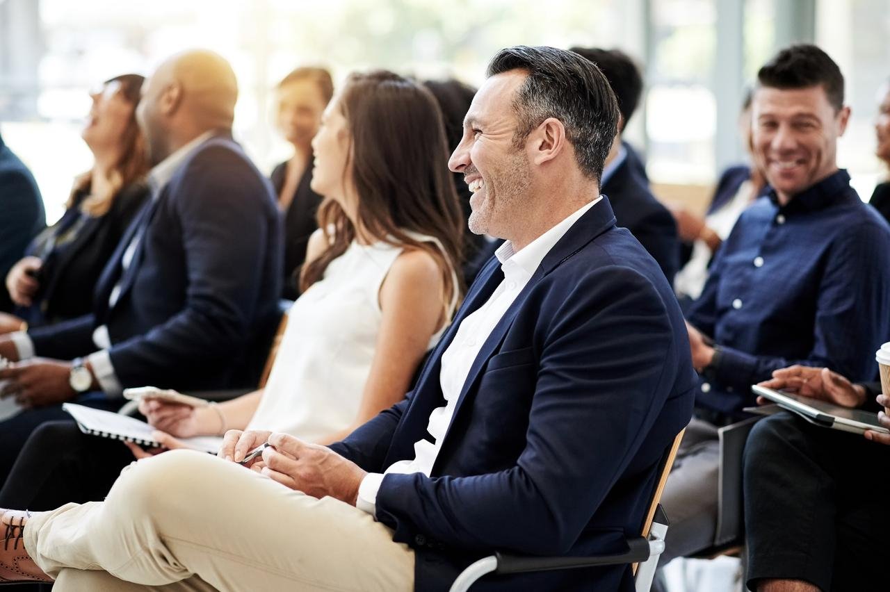 Moderne Bankveranstaltung mit engagierten Teilnehmern in einem hellen Raum.