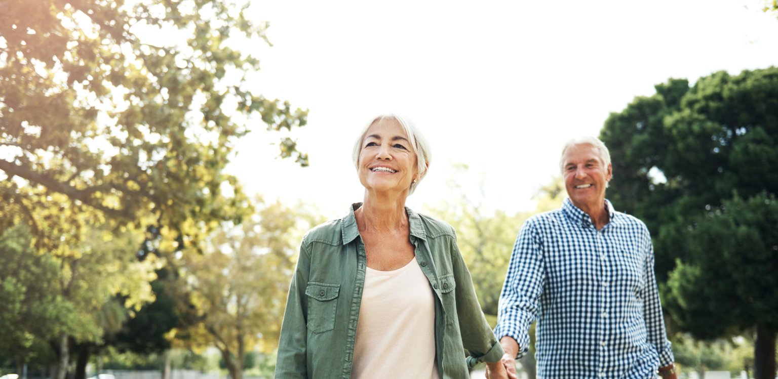 Ein aktives Paar geniesst die Natur und geht entspannt spazieren