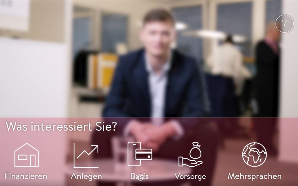 Die Basellandschaftliche Kantonalbank bietet Finanzdienstleistungen in einer modernen Filiale an.