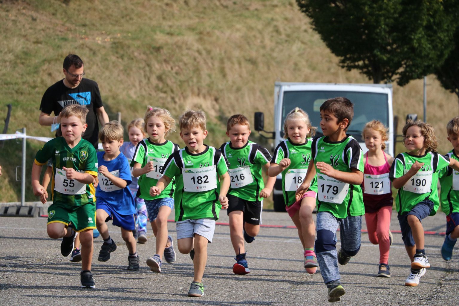 Kinder in einem Wettrennen