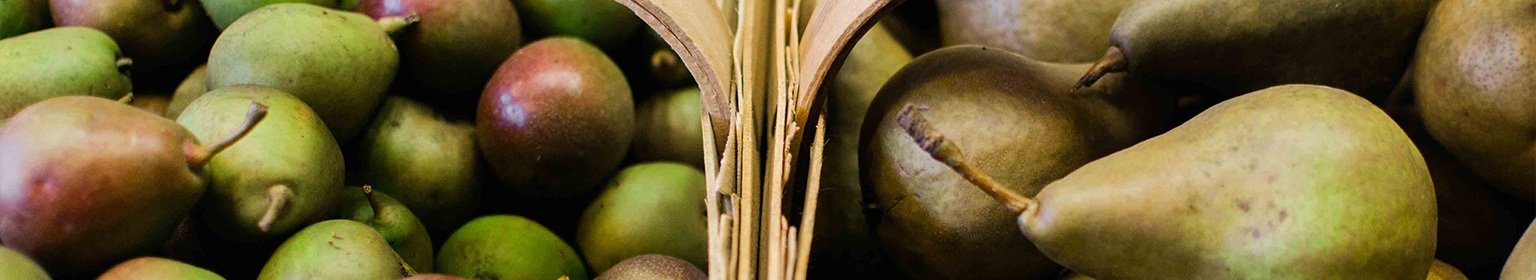 Ein Korb voller grüner Birnen