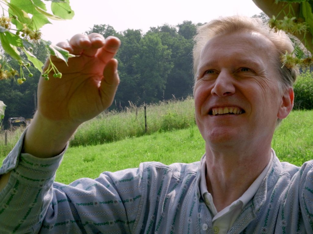 Stephan Egloff pflanzt Bienenvölker.