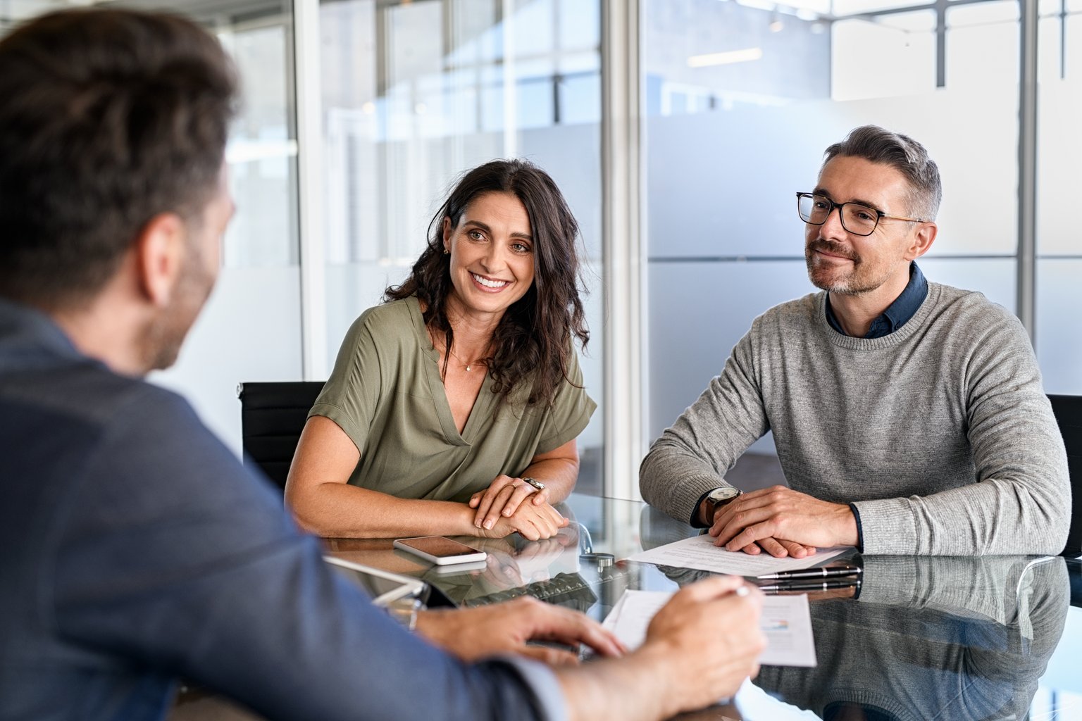 Drei Personen im Gespräch bei der Basellandschaftlichen Kantonalbank in einem modernen Büro.