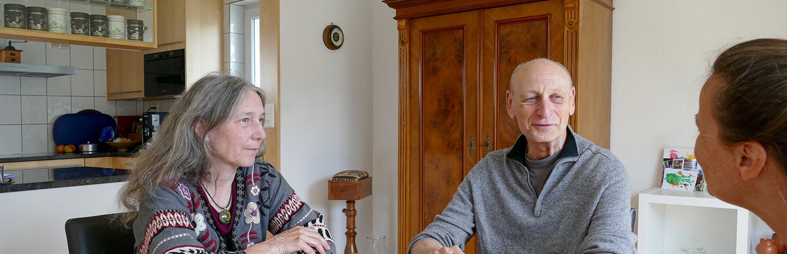 Menschen im Gespräch im modernen Zuhause, die eine Bankberatung erhalten.