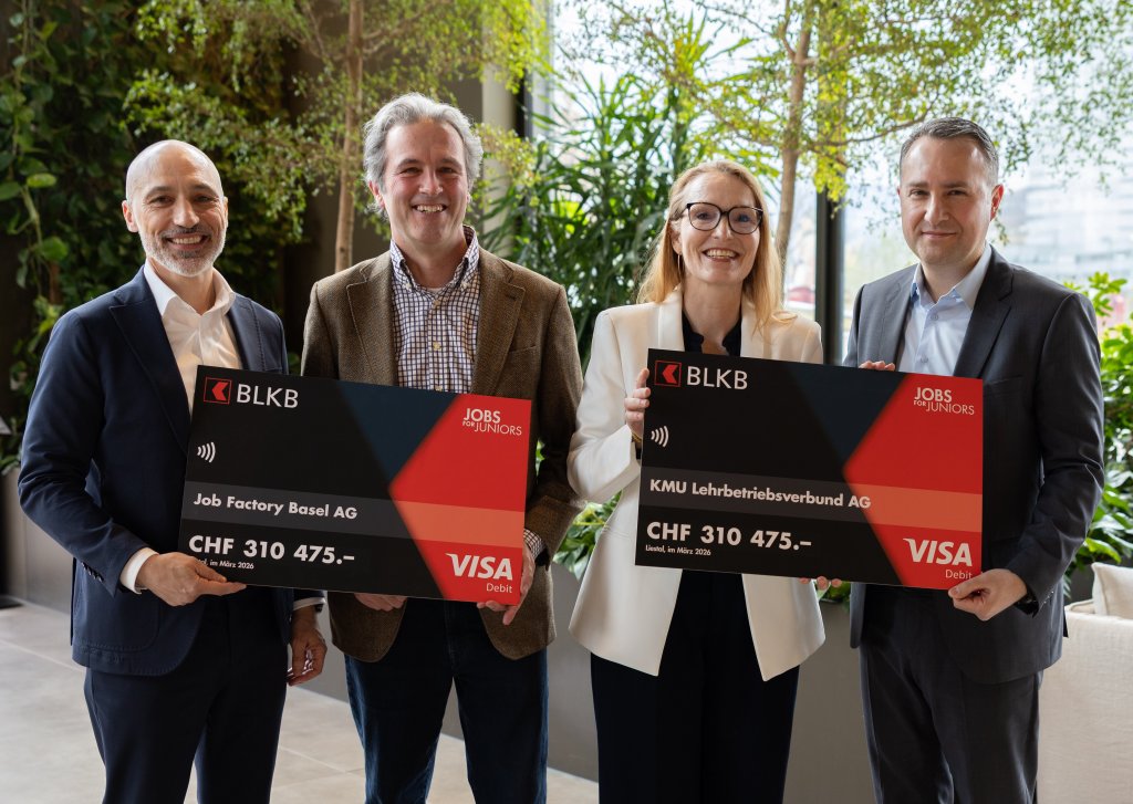 Scheckübergabe von 310 475 CHF. Die Schecks erhalten die Job Factory Basel AG und KMU Lehrbetriebsverbund AG. aus dem Artikel