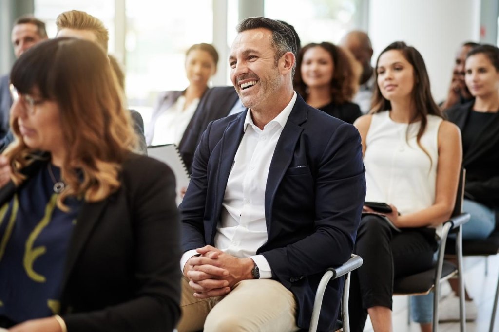 Aufnahme einer Gruppe von Geschäftsleuten, die an einer Konferenz teilnehmen.