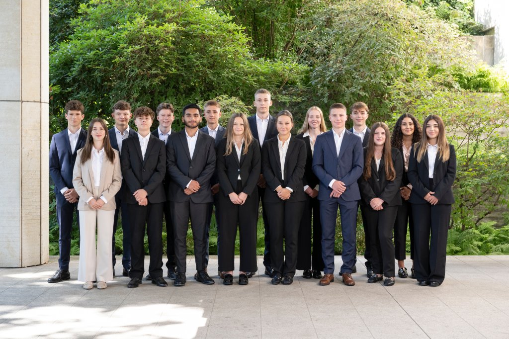 Unsere Auszubildenden mit Anzügen