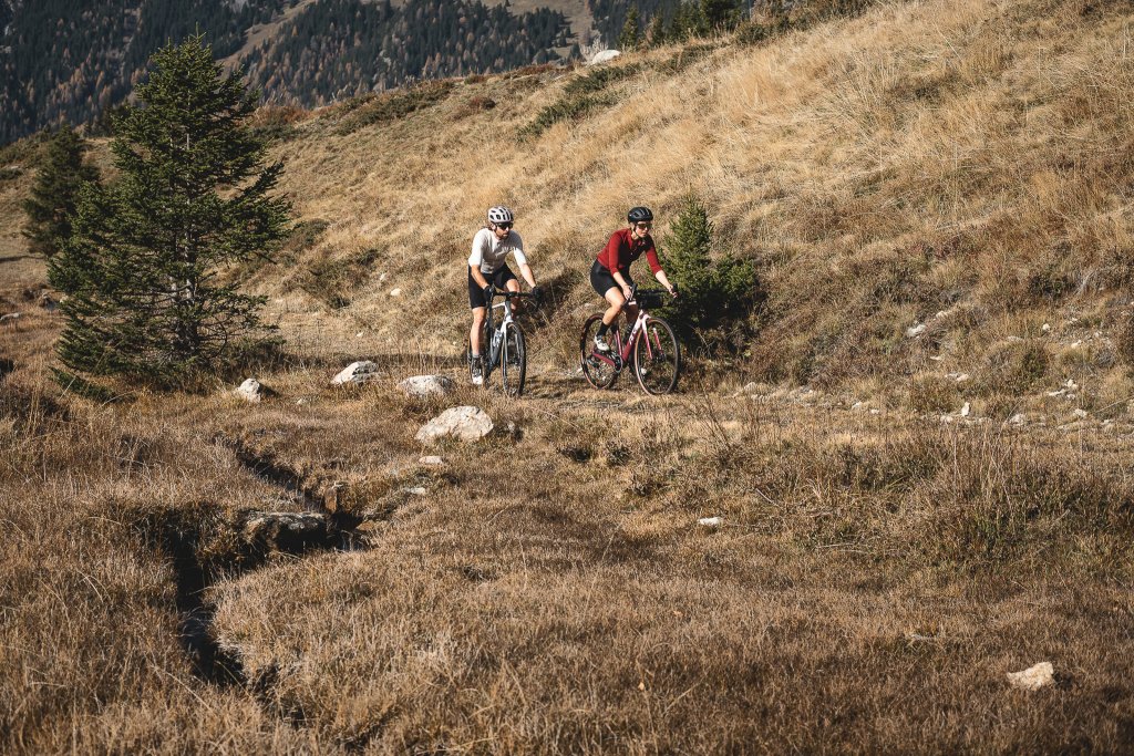 Radfahrer genießen die Natur im Baselbieter Umland bei mildem Wetter.
