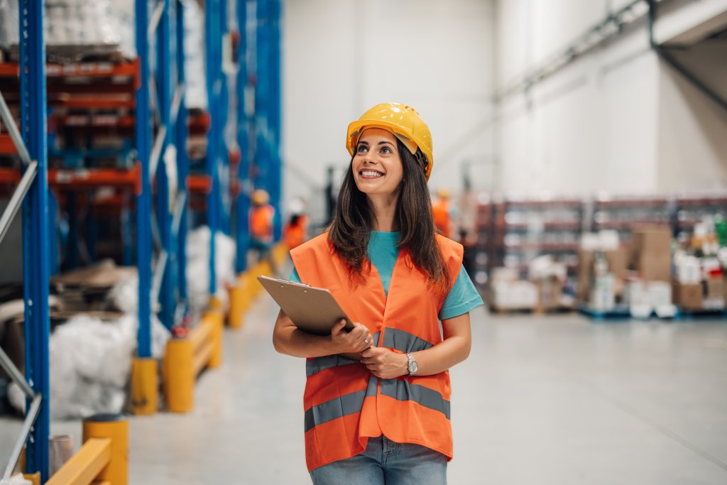 Frau in Sicherheitsweste in Lagerhalle bei der Basellandschaftlichen Kantonalbank BLKB.