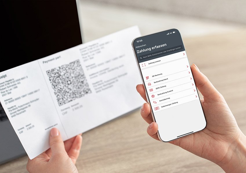 Weibliche Hände halten Smartphone und scannen den QR-Code von der Papierrechnung, Handy mit weißem, leerem Bildschirm. Online-Bezahlen von zu Hause aus, modernes Technologiekonzept.