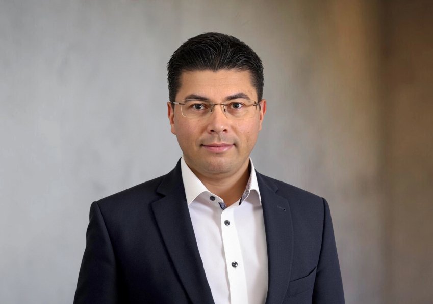 Porträt von Arnis Dervisholli