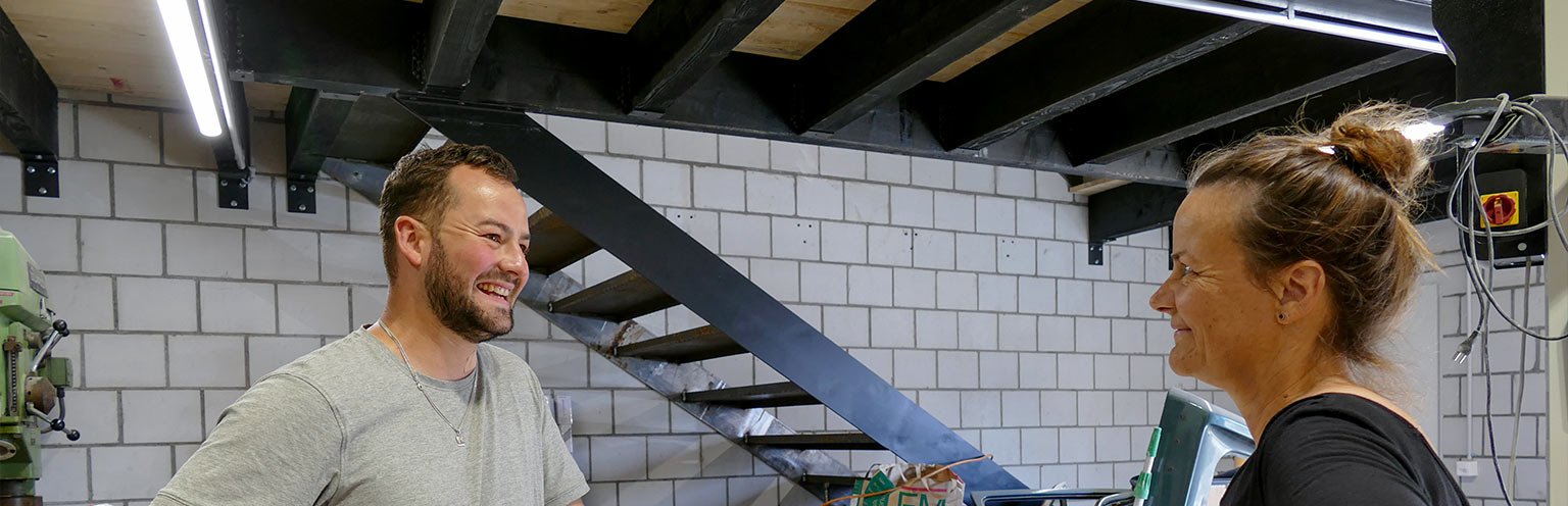 Menschen im Austausch, Arbeiten an einem modernen Ort, gemütliche Atmosphäre.