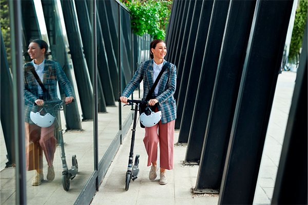 Mujer con scooter