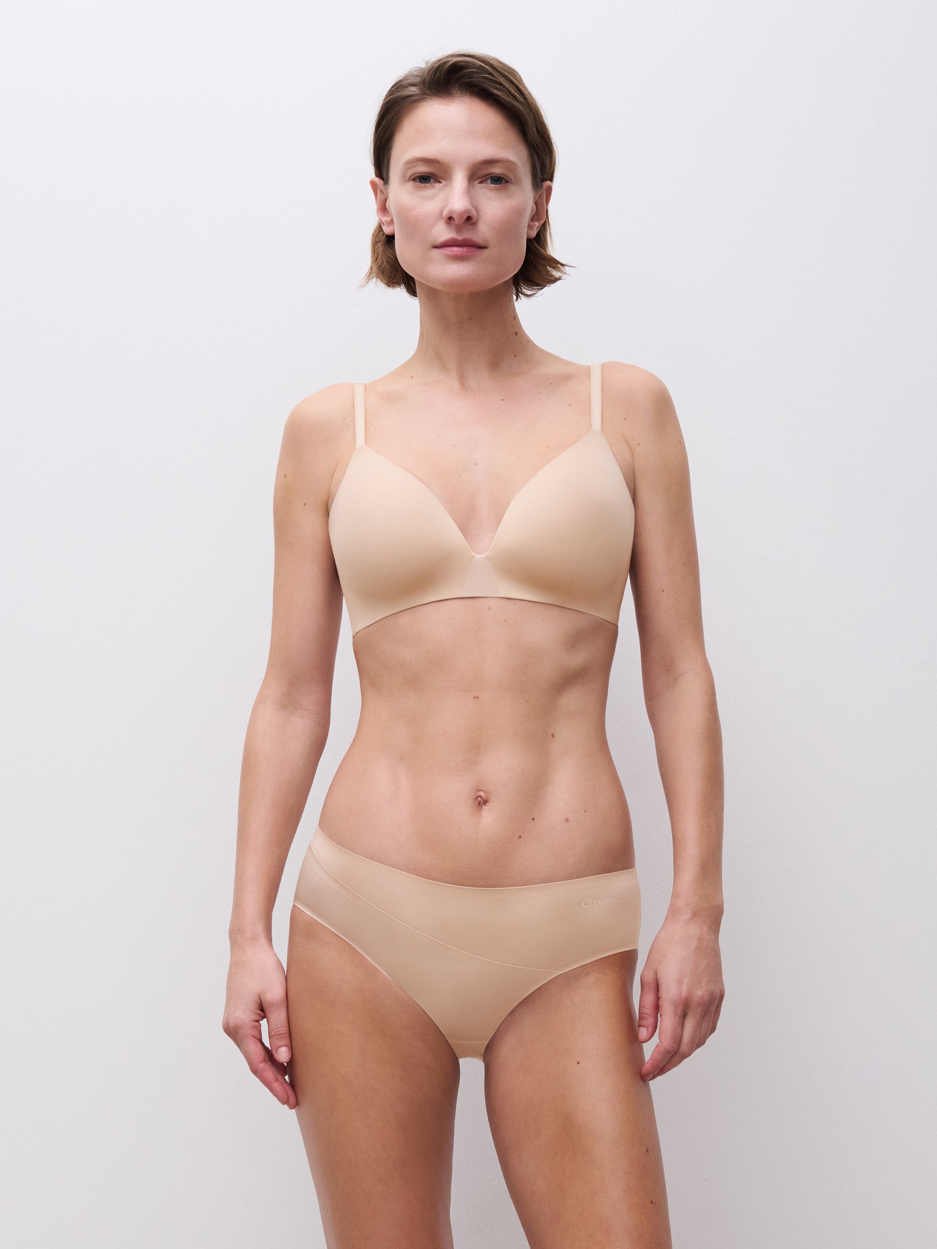 Wireless triangle bra with moulded cups
