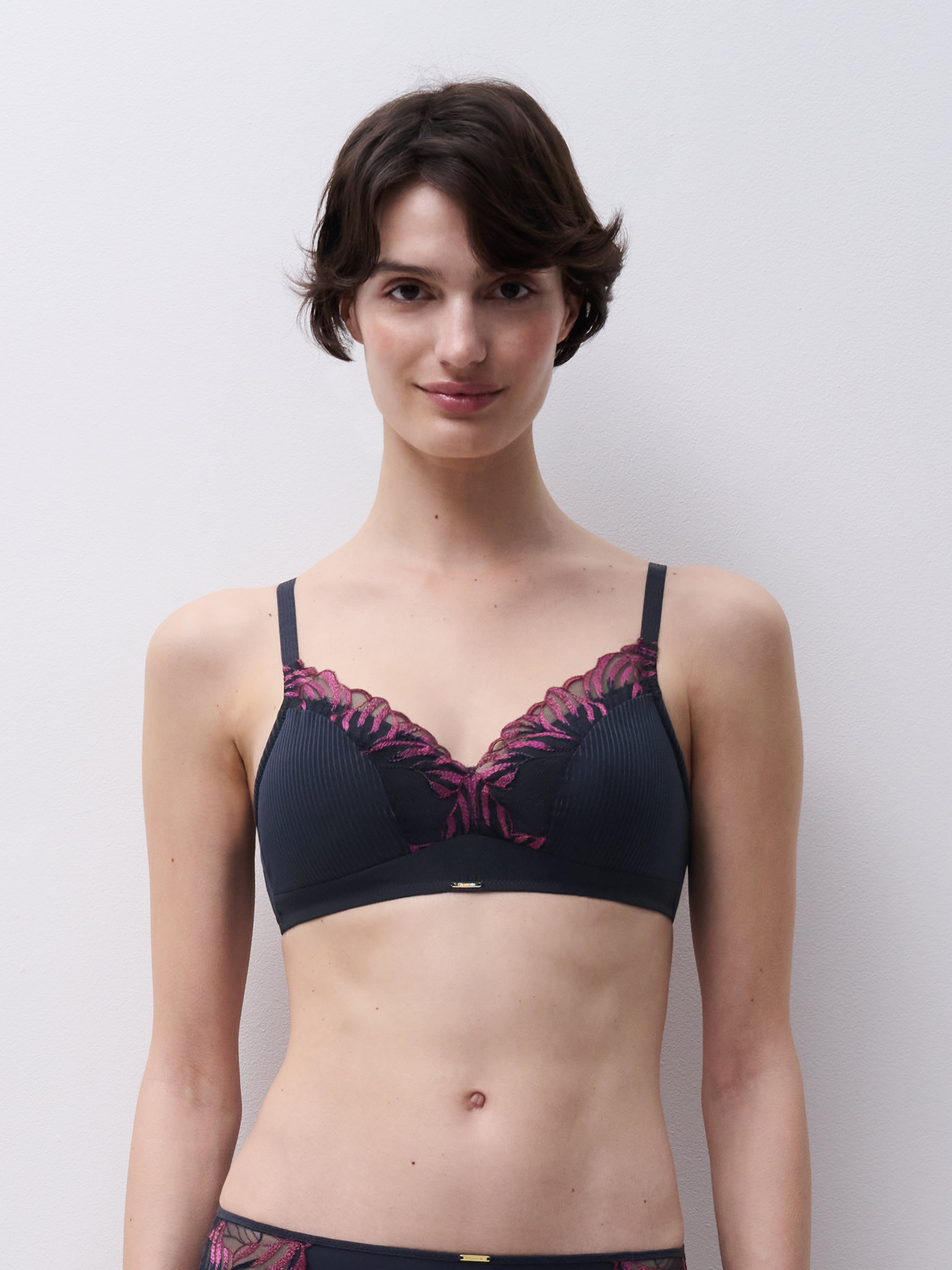 Wireless supportive t-shirt bra
