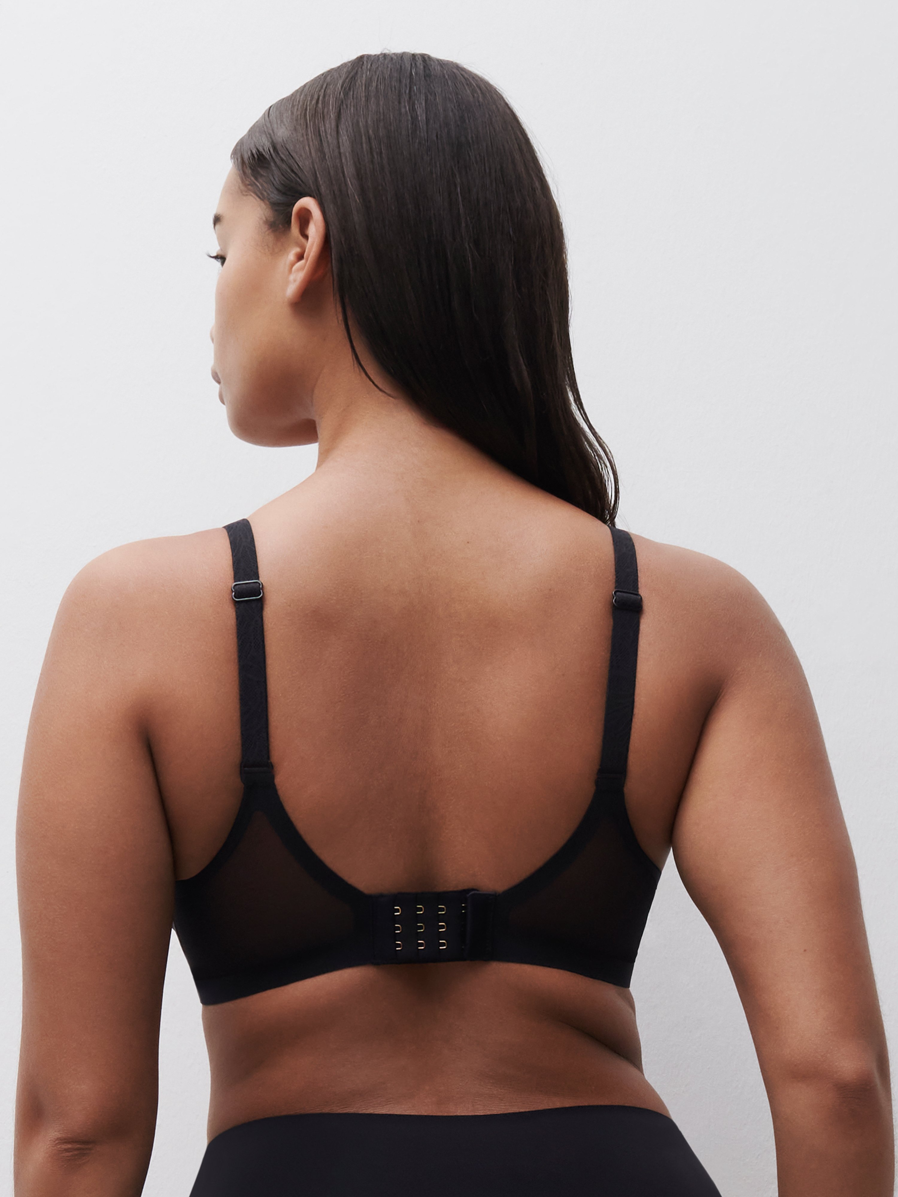 Full coverage moulded spacer bra