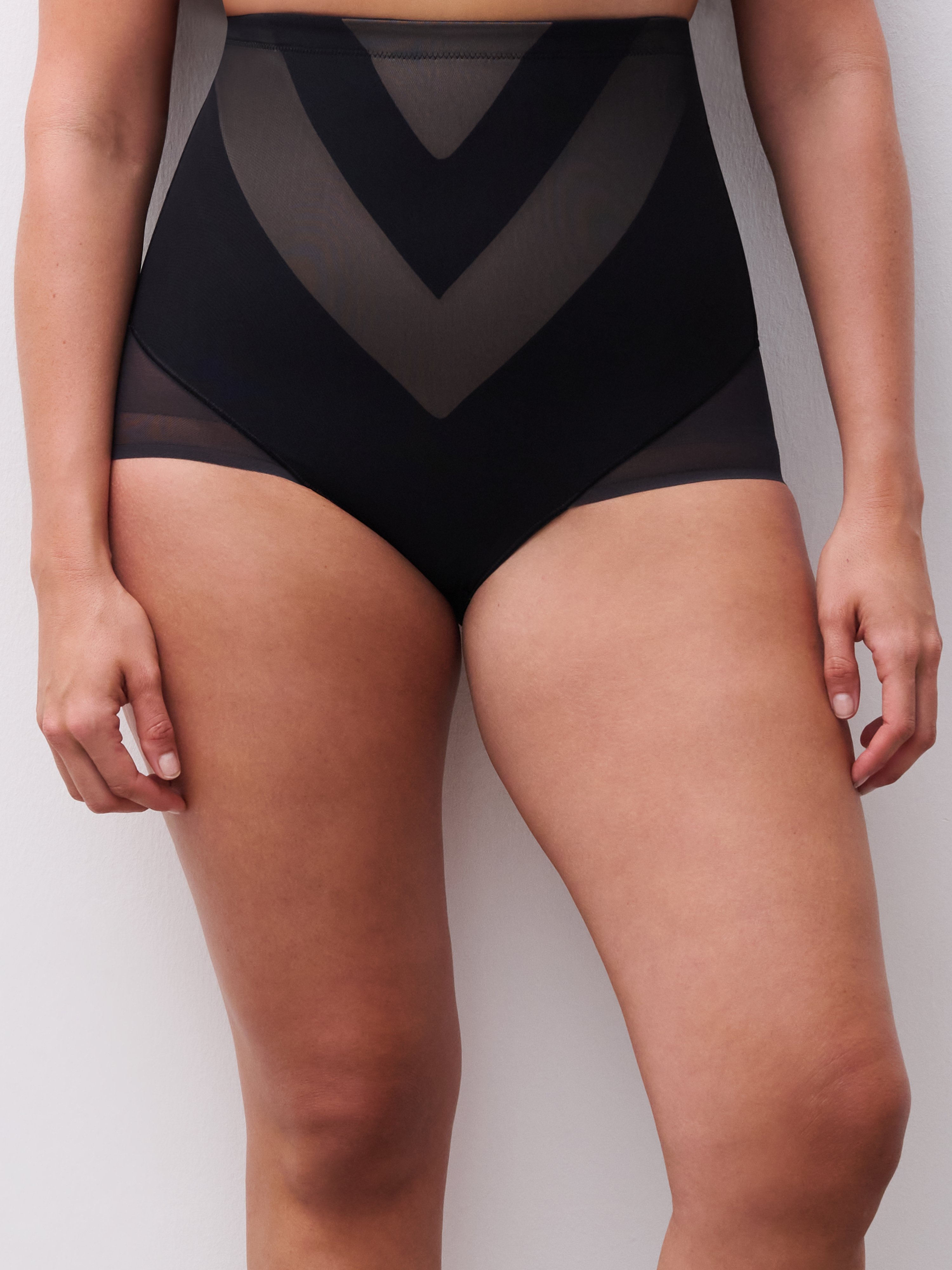 Very high-waisted shapewear brief