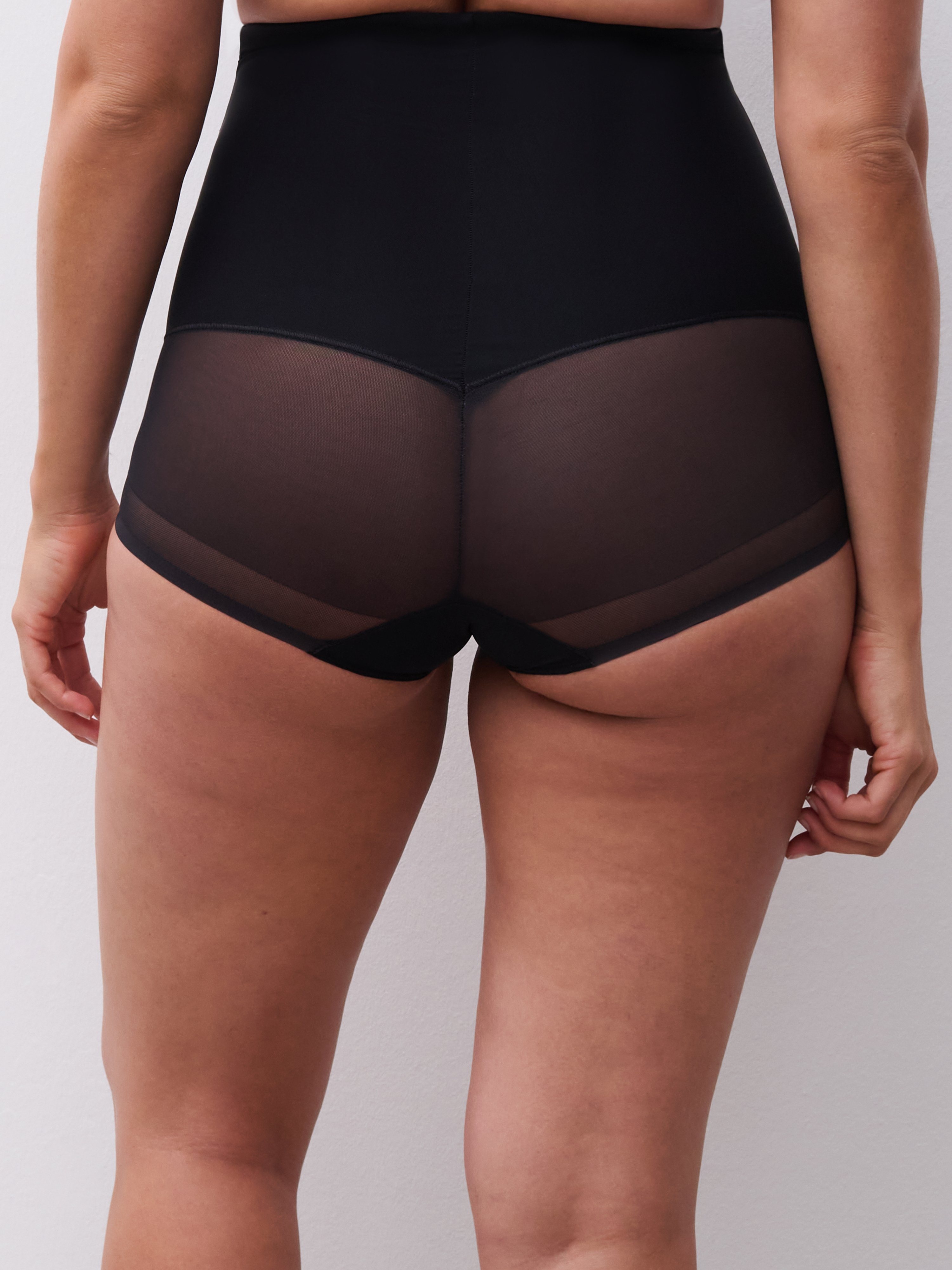Very high-waisted shapewear brief