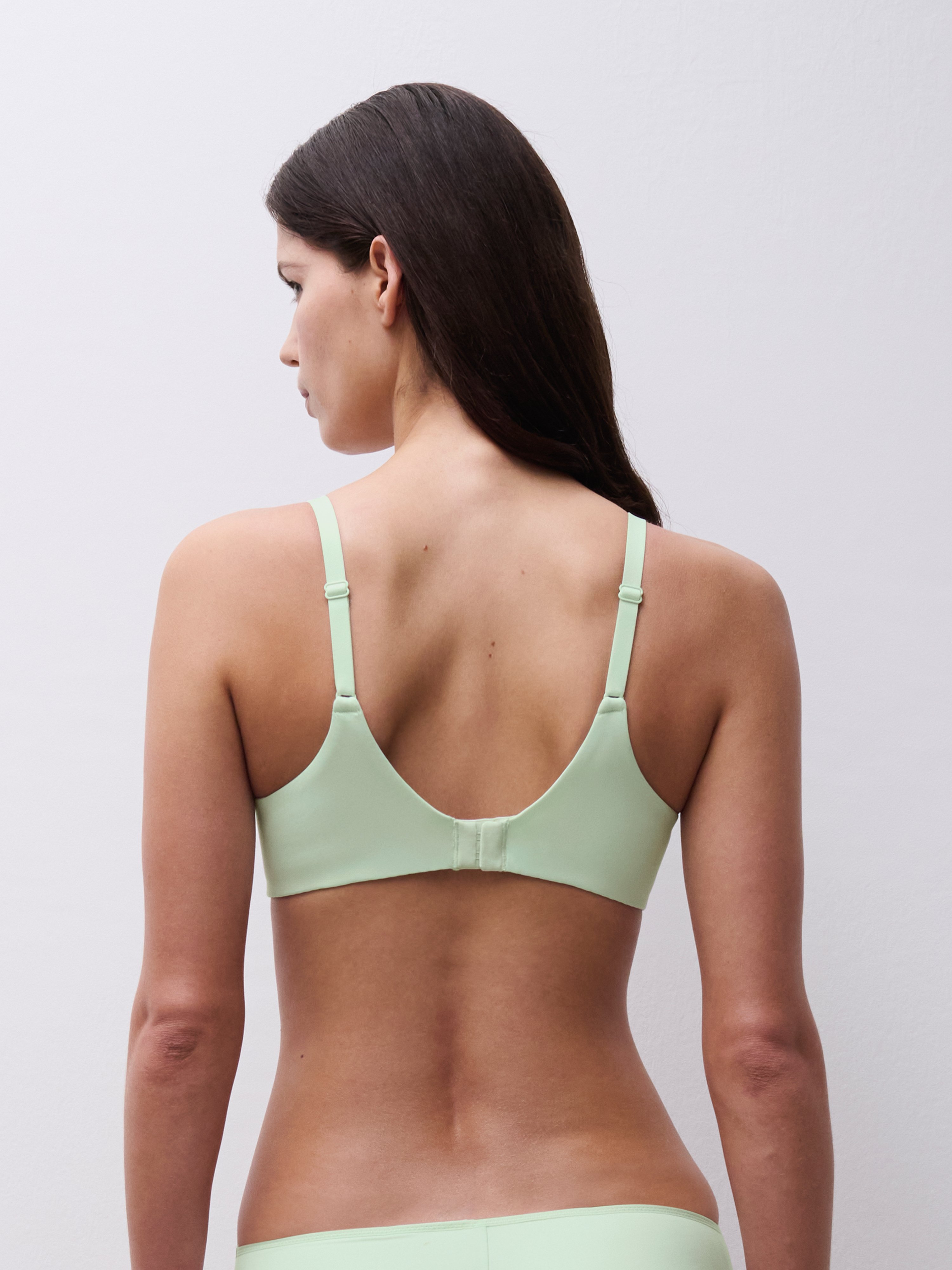 Soutien-gorge moulé emboîtant