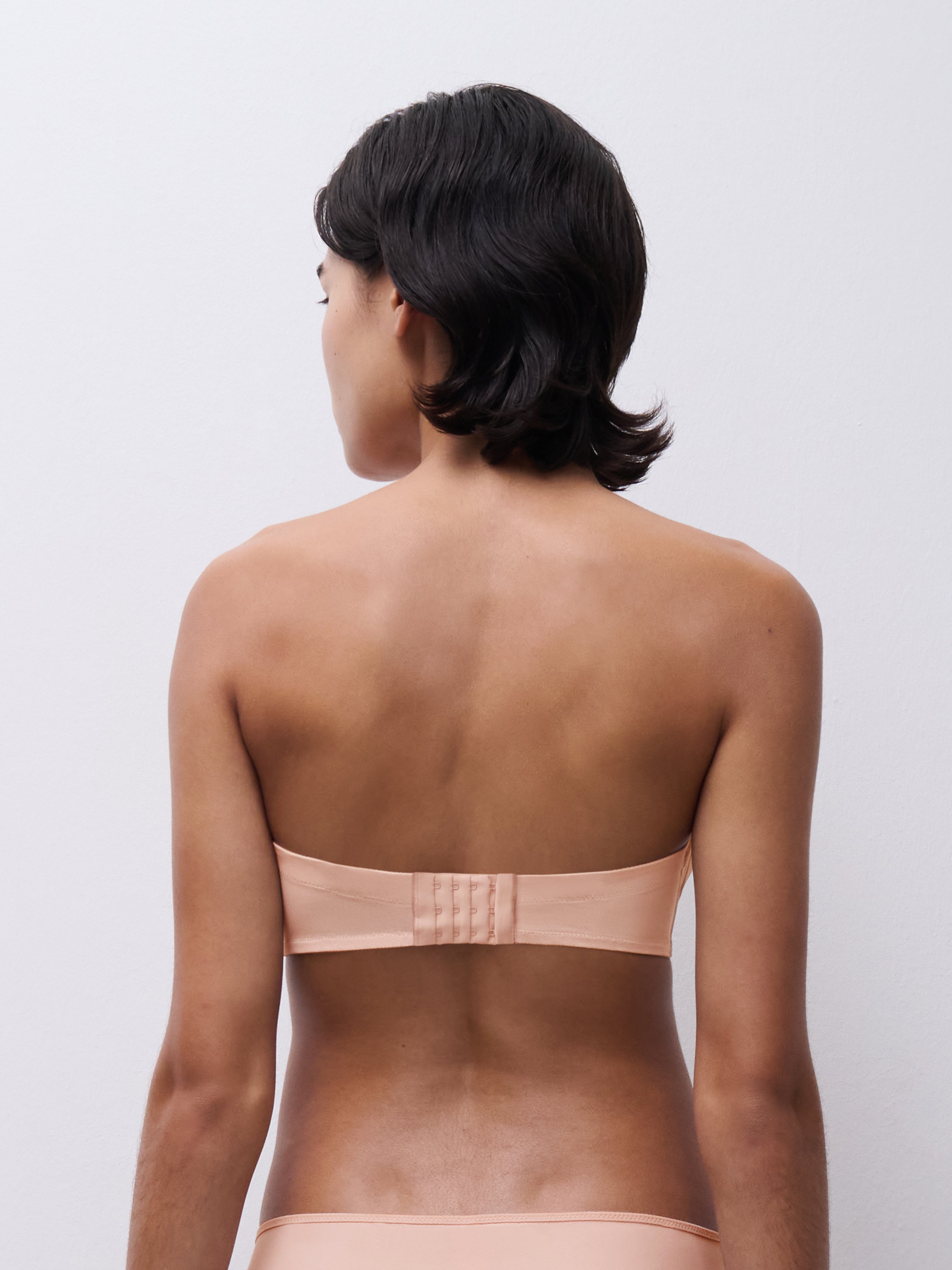 Bandeau bra with removable pads and straps