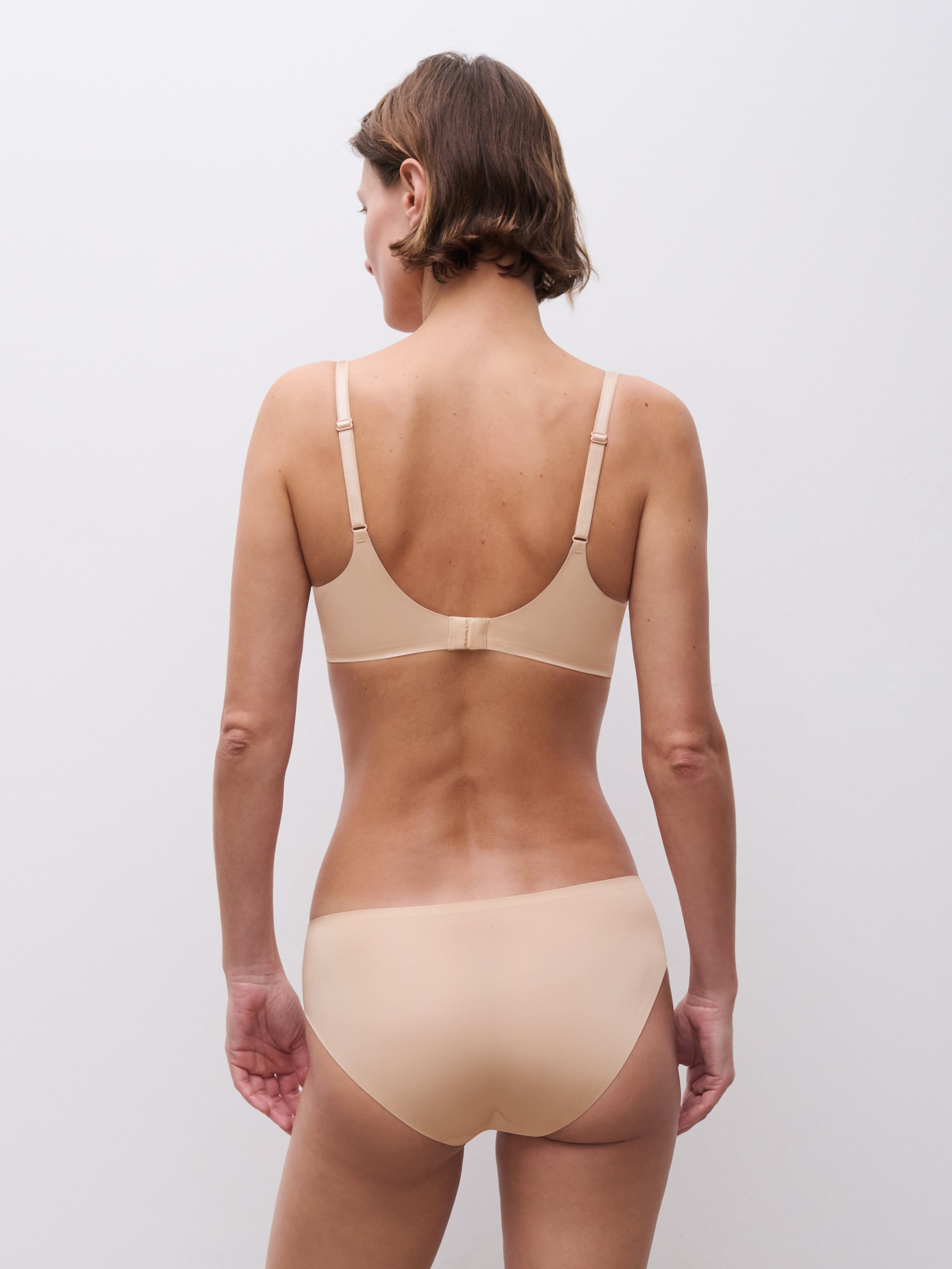 Wireless triangle bra with moulded cups