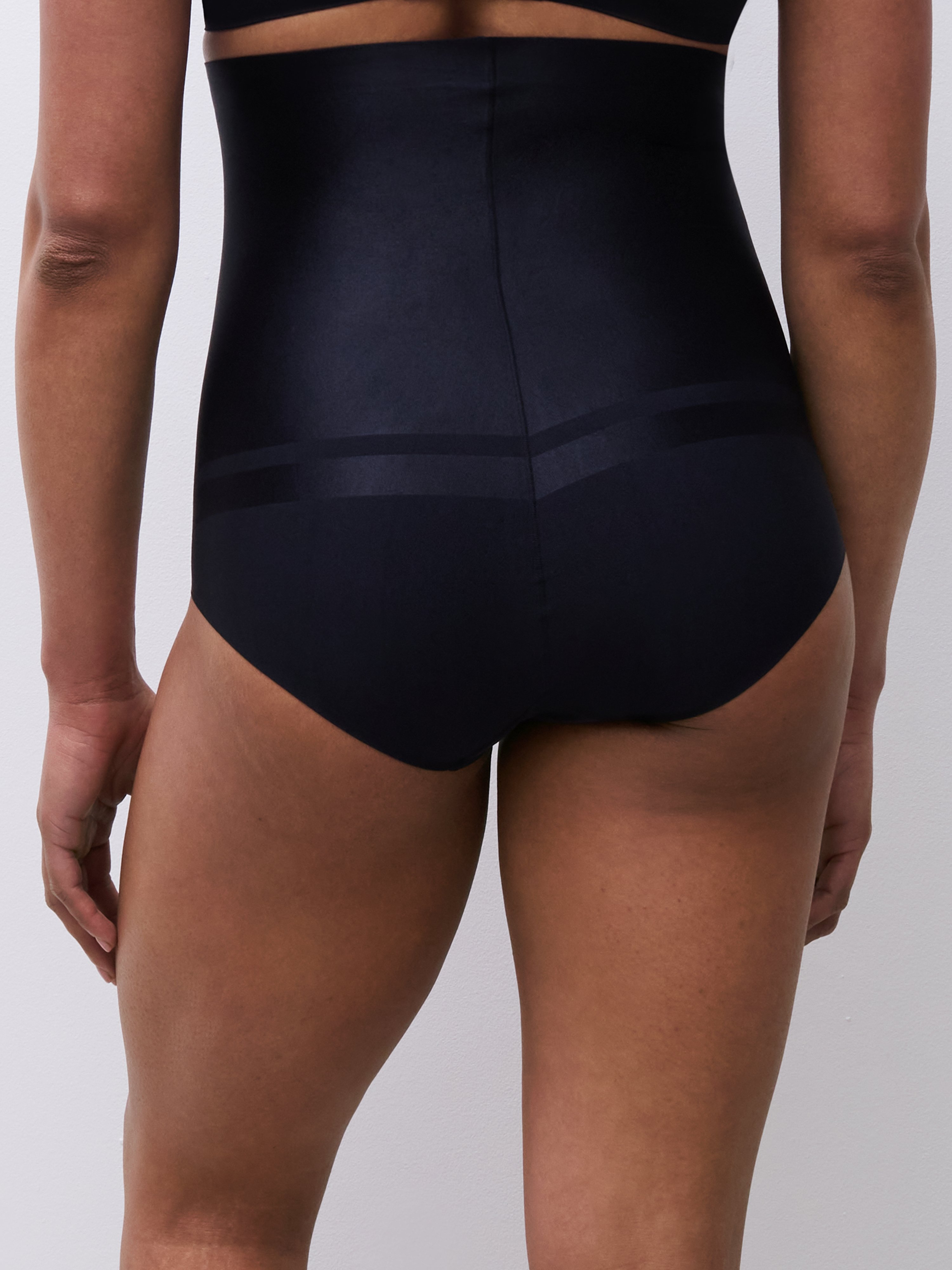Very high-waisted shapewear brief