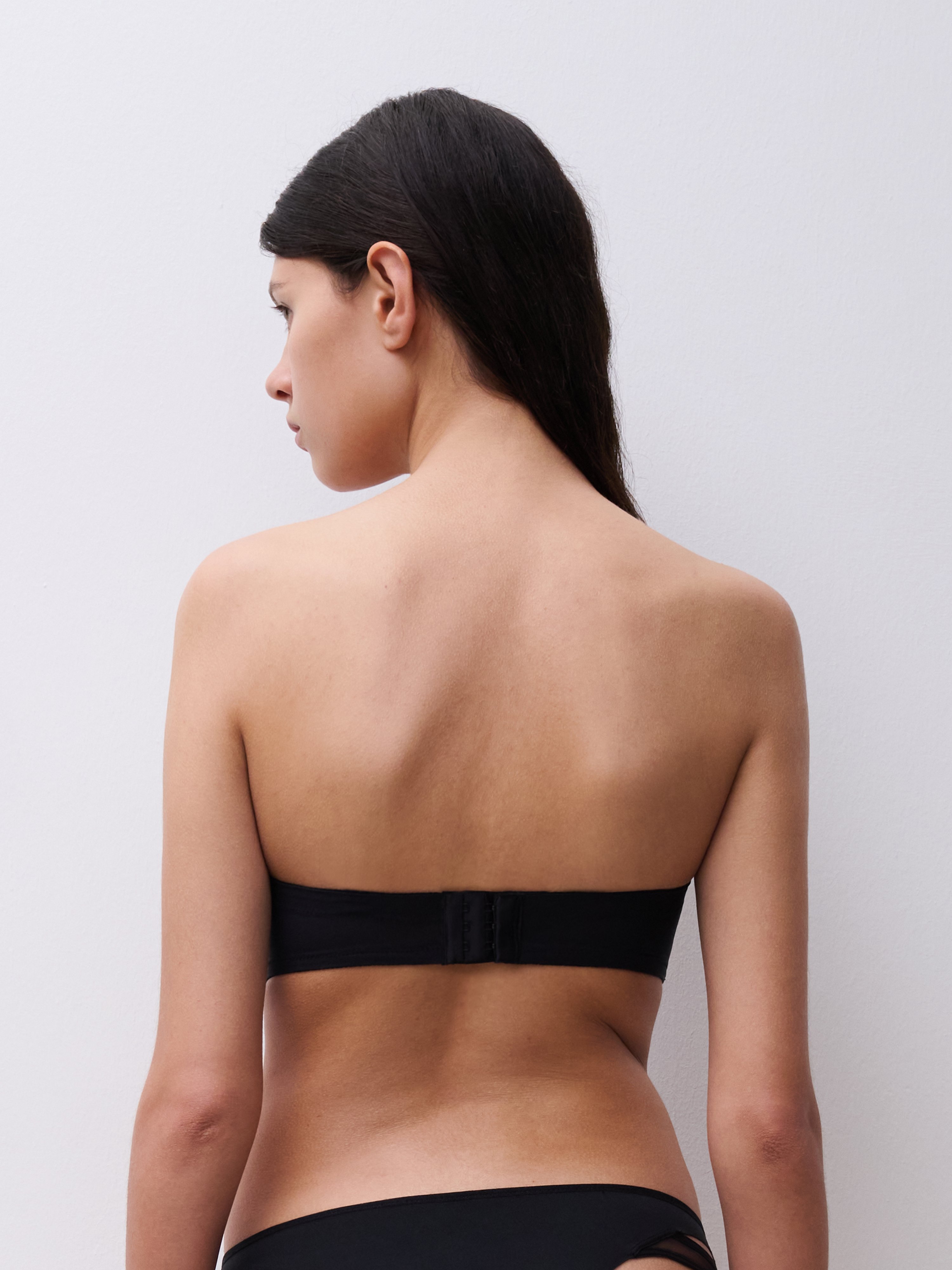 Bandeau bra with removable pads and straps