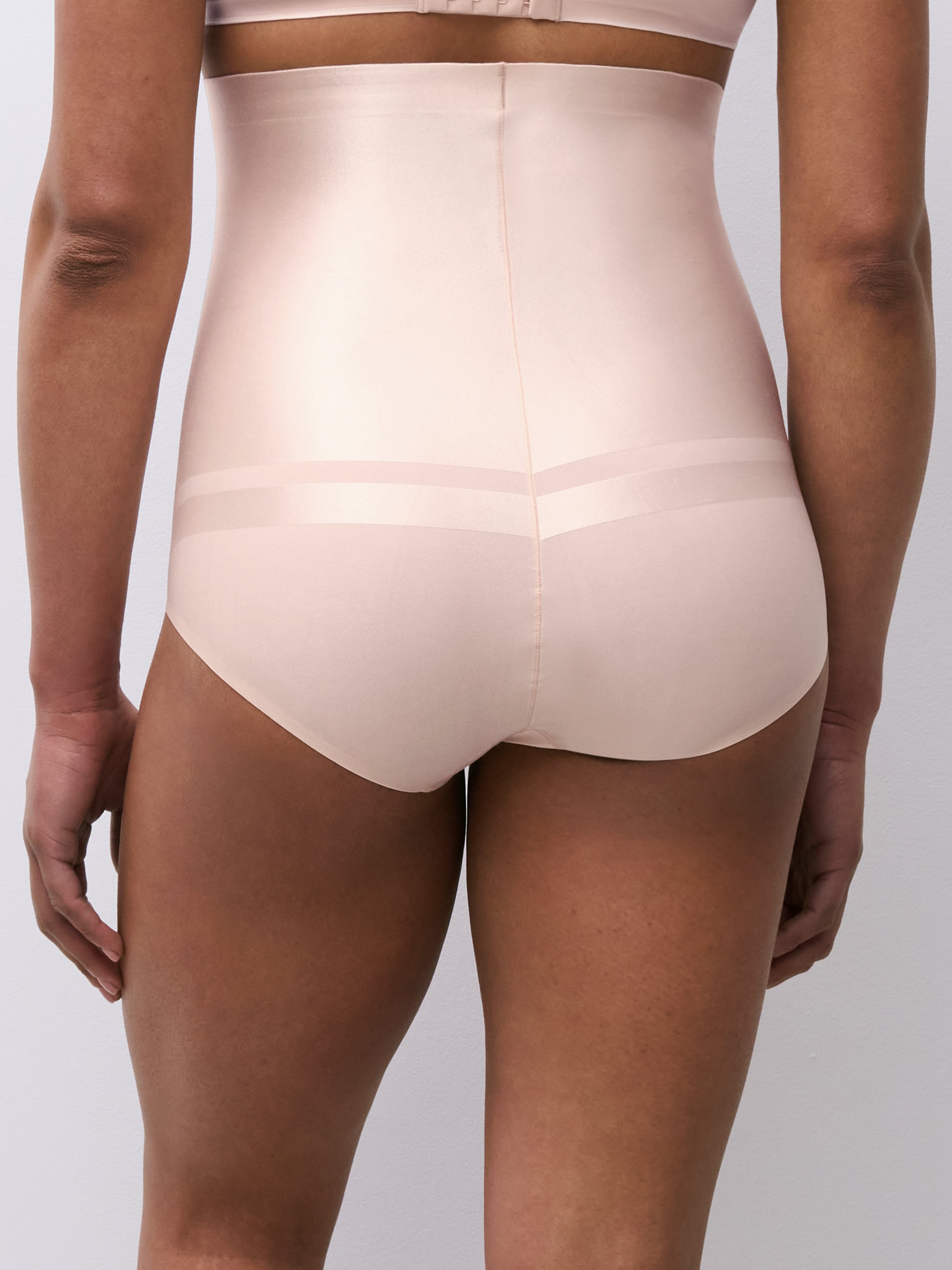 Very high-waisted shapewear brief