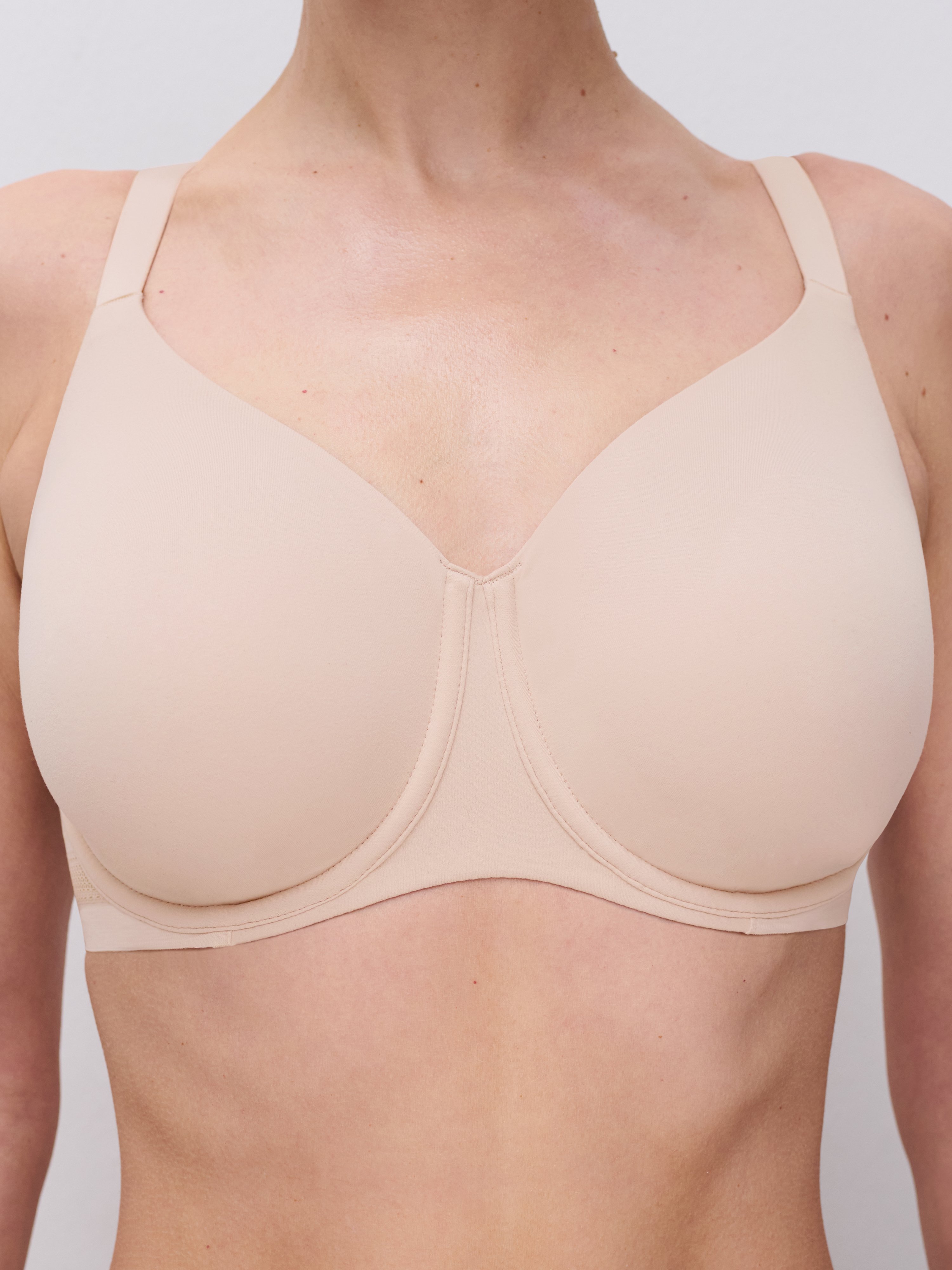 Soutien-gorge moulé emboîtant