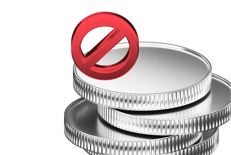 Red no-entry symbol on a stack of silver coins, illustrating trading with no commission