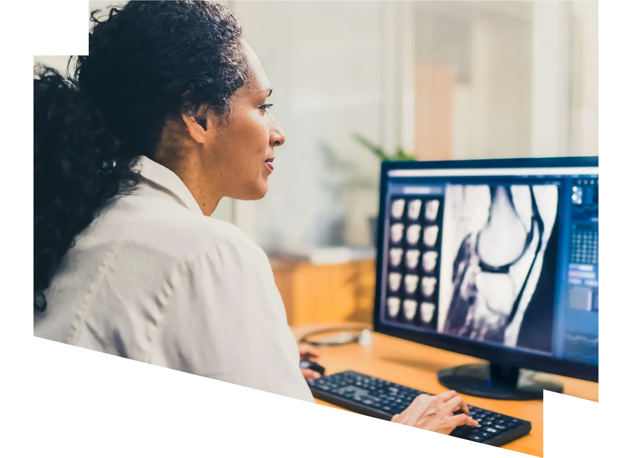 Investigadora mirando el monitor con el reflejo en sus gafas
